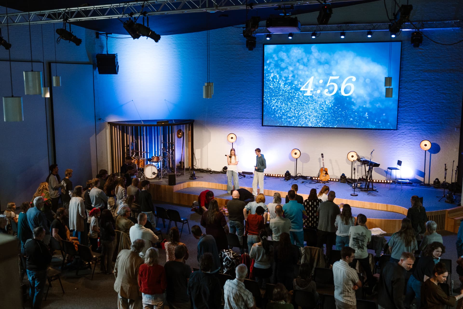 Kerkdienst van C3 Kerk Arnhem met de gemeente in de zaal